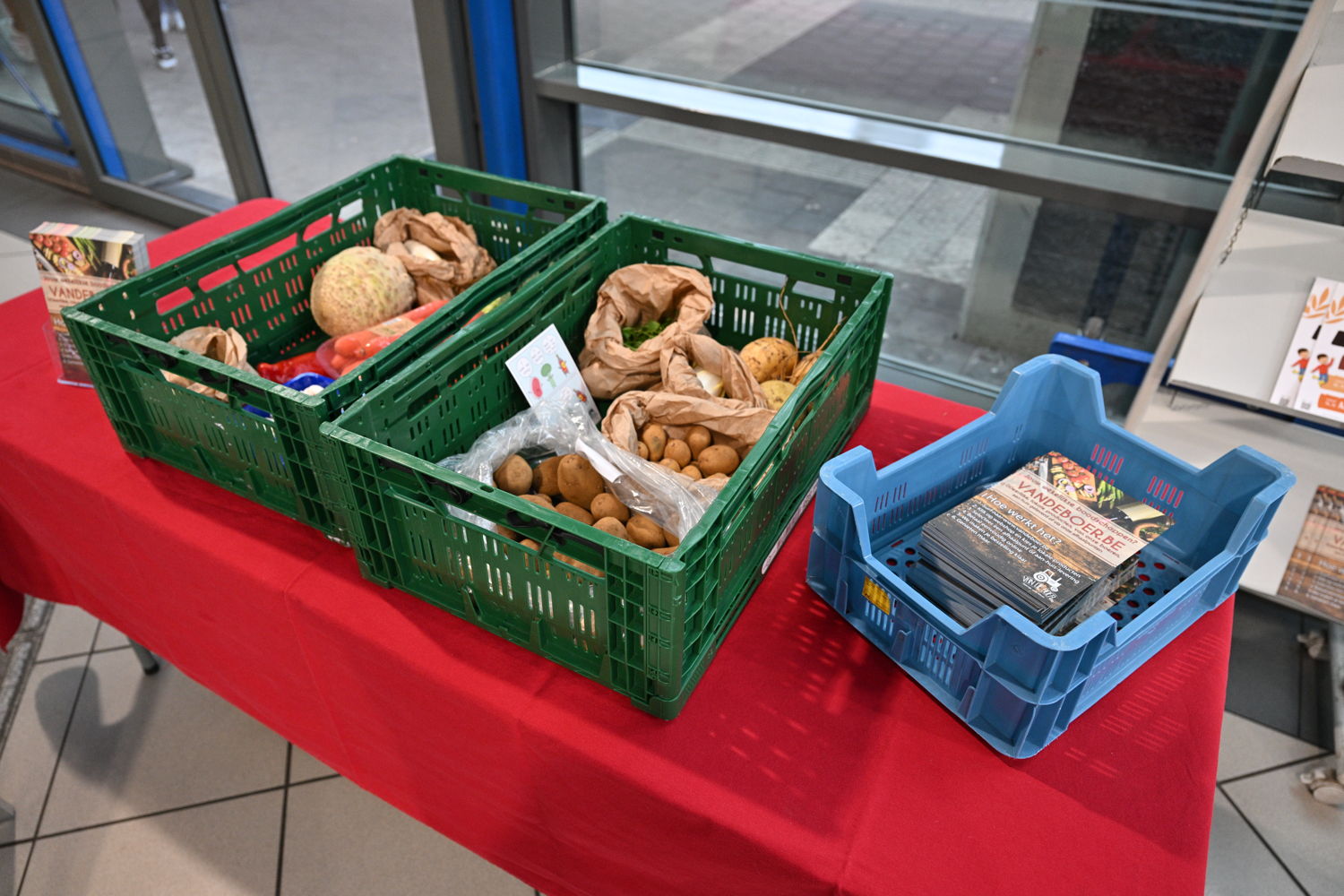 In het station van Mol konden vorige week voor het eerst groenten en fruit worden afgehaald © NMBS