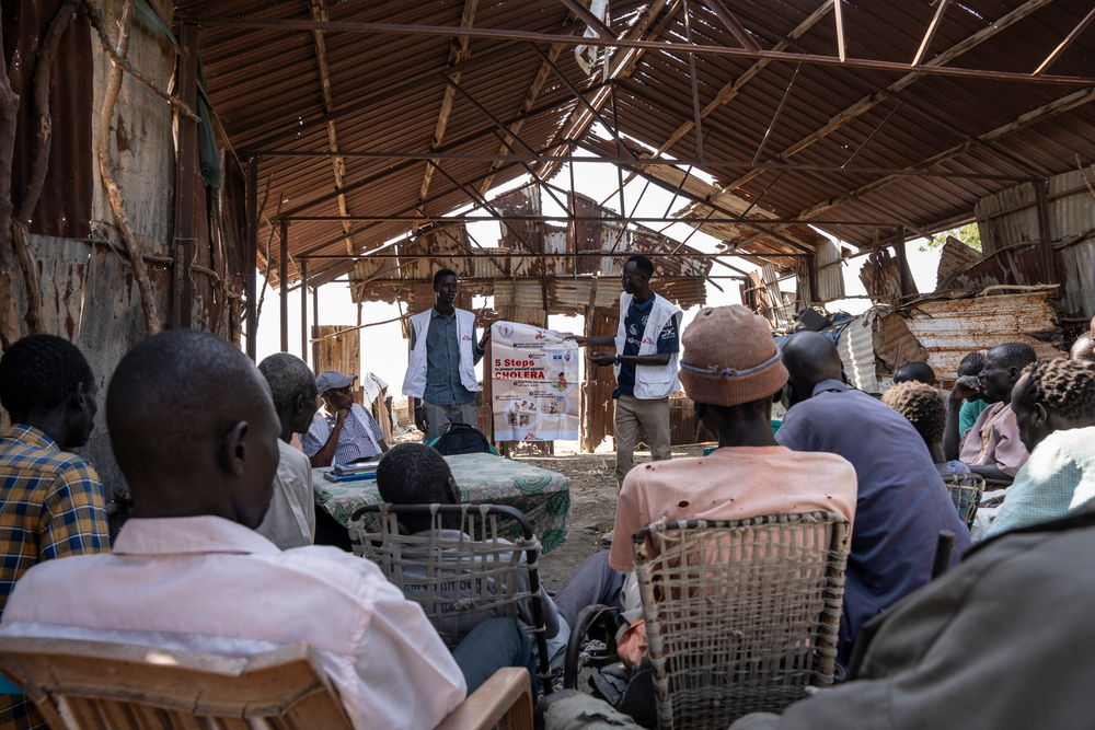 MSF health promotion team is conducting an informative session with community leaders at an IDP camp in Malakal, empowering them to help safeguard their communities against the outbreak. Location: Malakal / Date: 24/11/2024 / Photographer: Paula Casado Aguirregabiria.