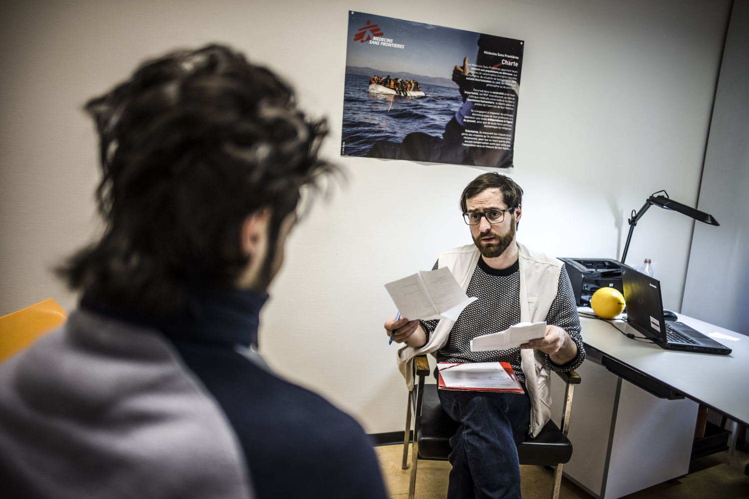 Discussion entre Xavier Guillemin, psychologue MSF, et un patient du hub humanitaire  © Médecins du Monde. 2018.