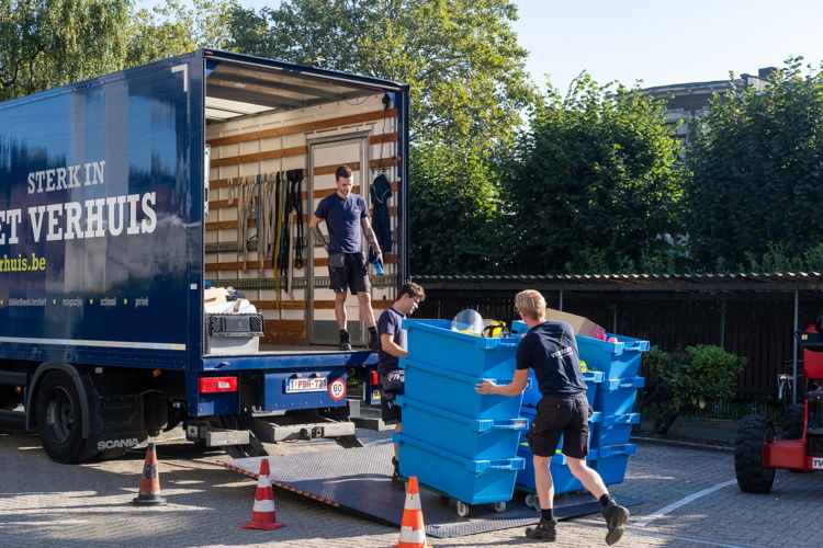 Medewerkers van verhuisfirma Vervaet laden een vrachtwagen met materiaal dat verhuist naar ZNA Cadix. (Foto: ZNA)
