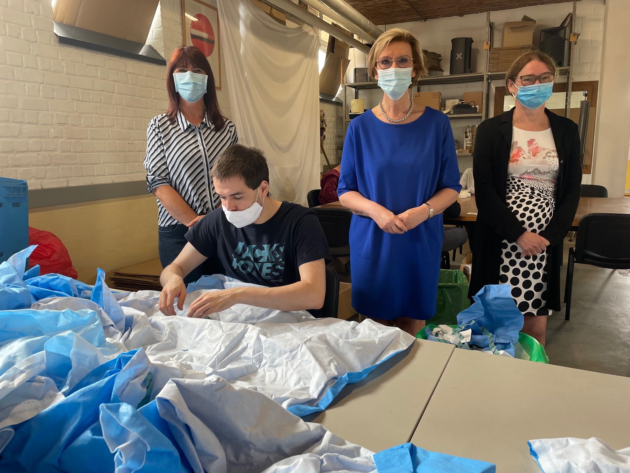 In De Werkplaats van Oostrem in Herent recycleren ze sterilisatiedoeken van 9 ziekenhuizen