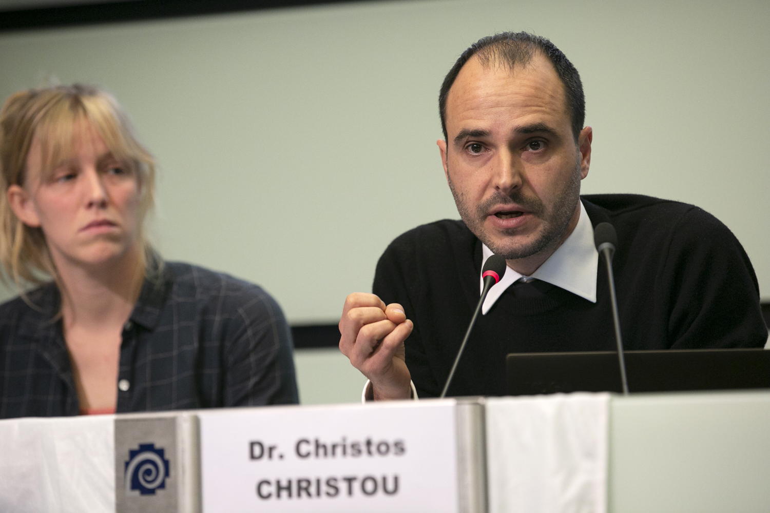 Dr. Christos Christou, projectcoördinator Caroline Willemen tijdens de persconferentie in Brussel