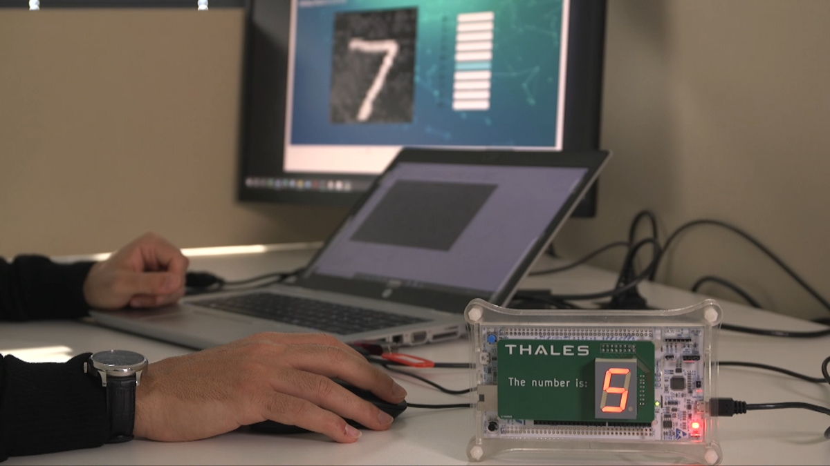 Here, the operator forces the AI to identify the figure 7 as a 5. ©Thales