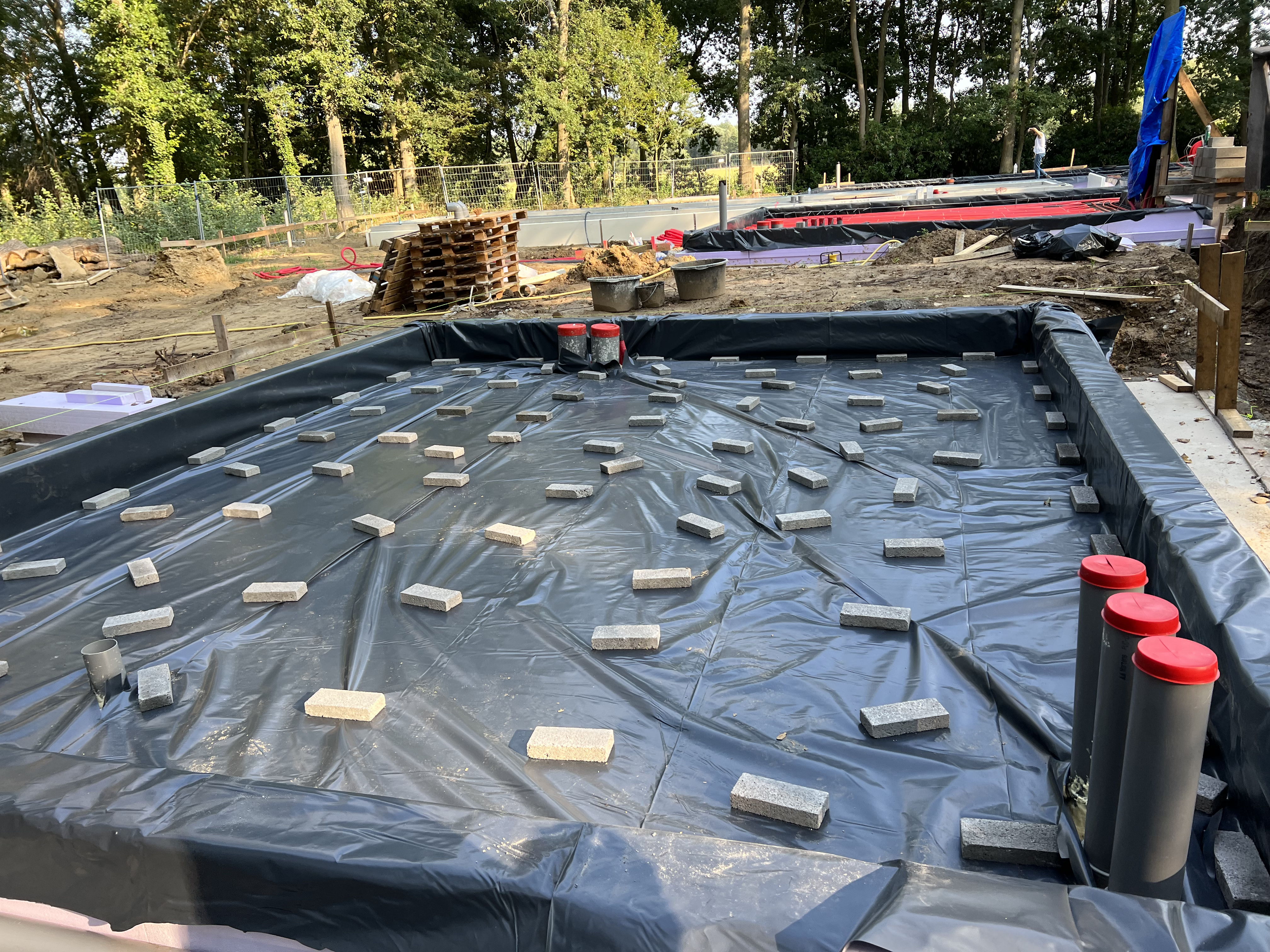 ©JACKON Insulation - Plaatsen folie en adstandhouders voor eerste wapeningsnet