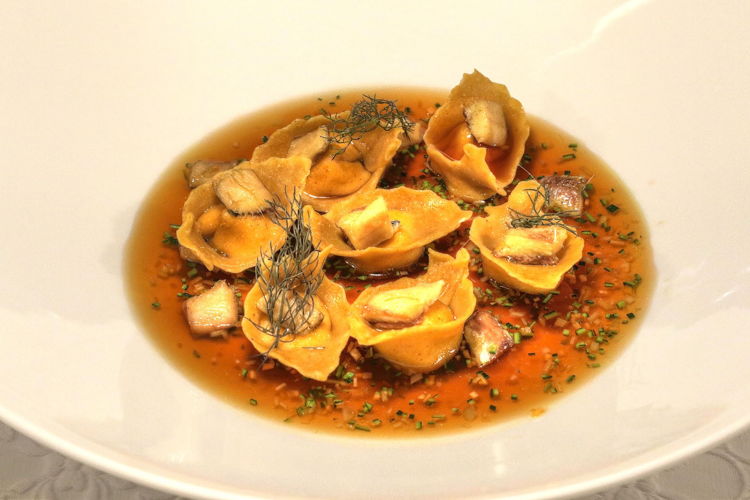 Ravioli di farina di polenta con ricotta Piemontese   il pesce agone alla brace in consommé di pesce alla soia 