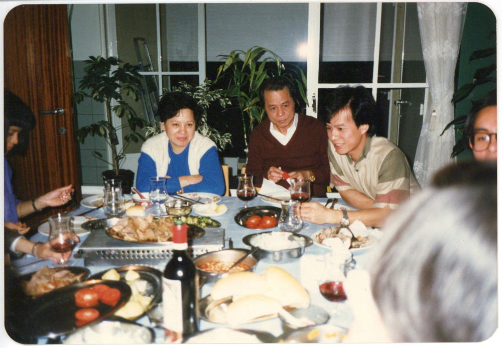 Ouders Pang aan tafel tijdens een avondje uit (eten doen ze in Chinatown en erbuiten)