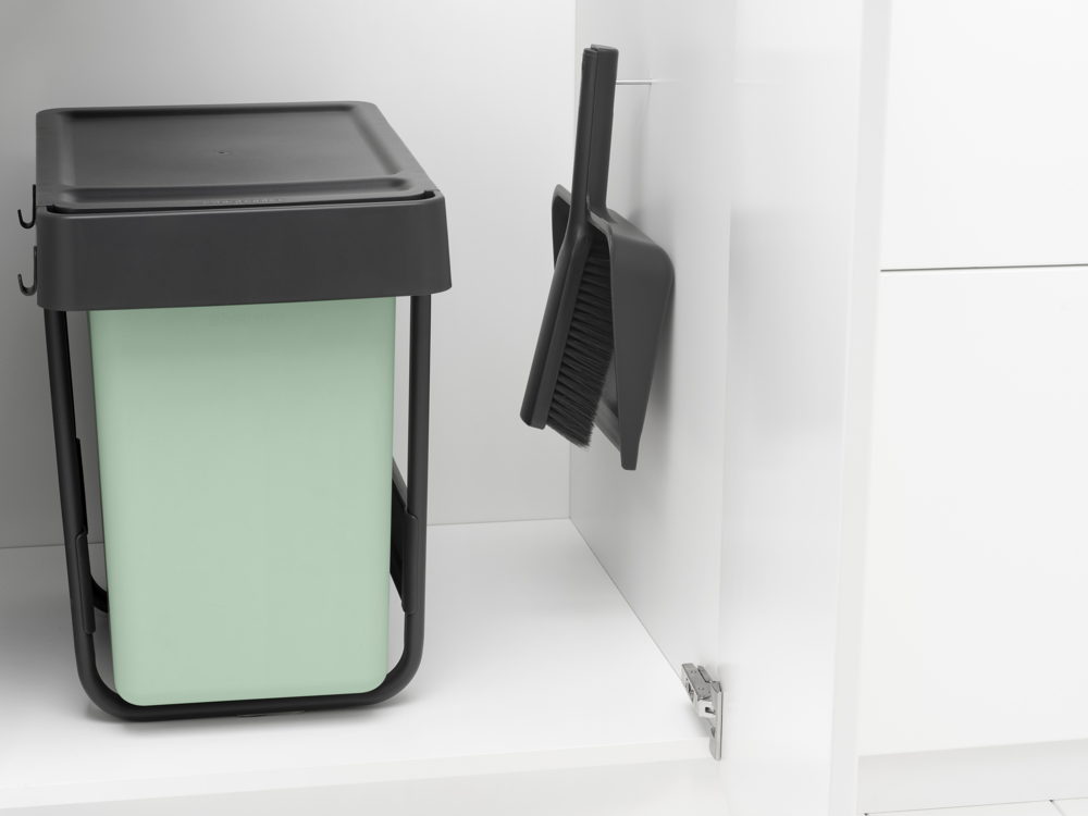 SinkSide Dustpan and Brush Set - Dark Grey - 8710755234163 Brabantia_6_NR-41269