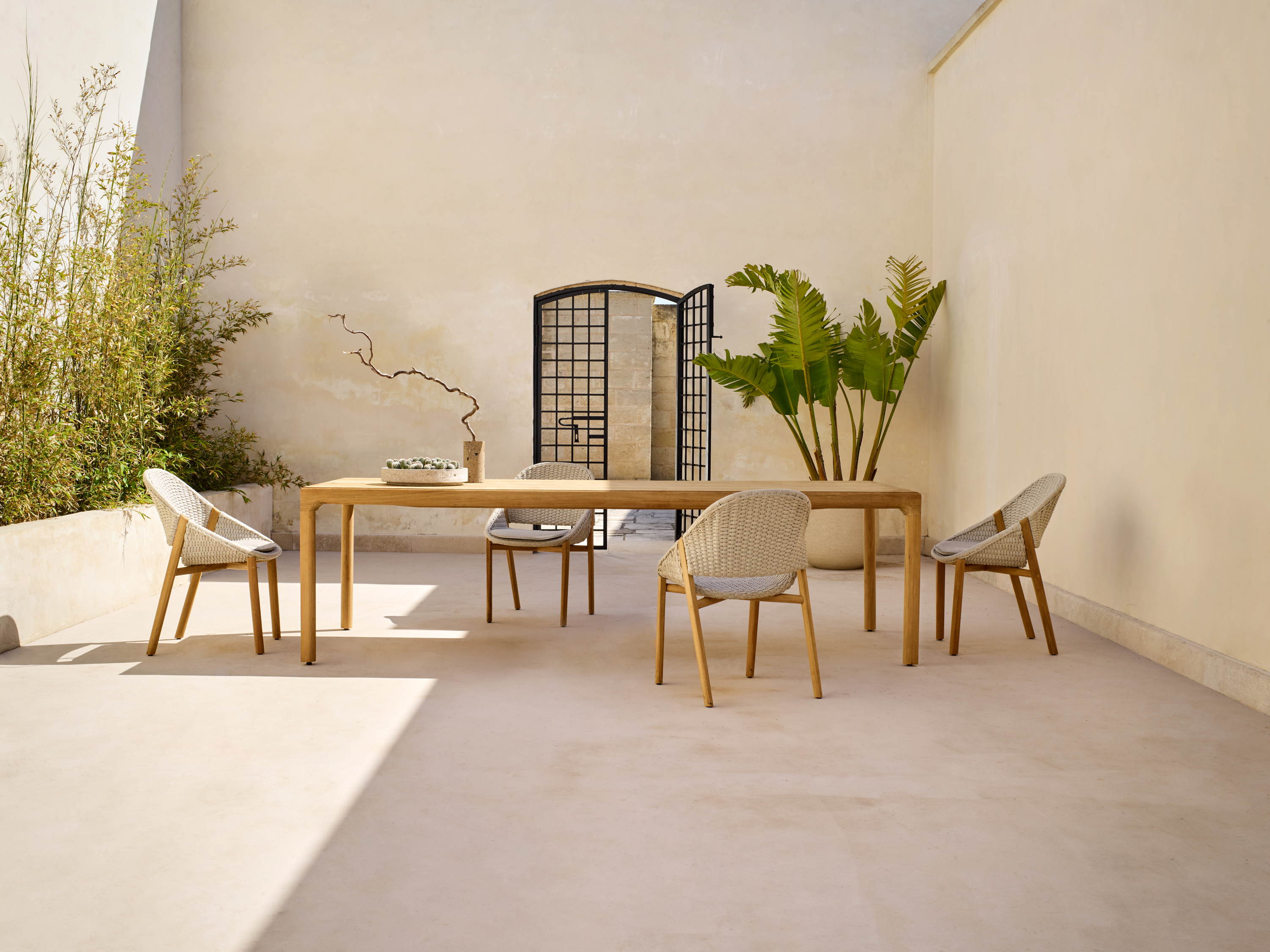 TRIBÙ présente la collection Elio et revisite sa table Illum en teck pour SS20