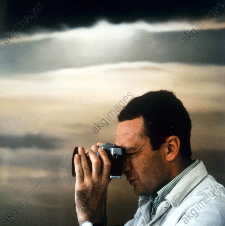 Gerhard Richter avec un appareil photo dans son atelier à Düsseldorf en 1971. © Angelika Platen / akg-images