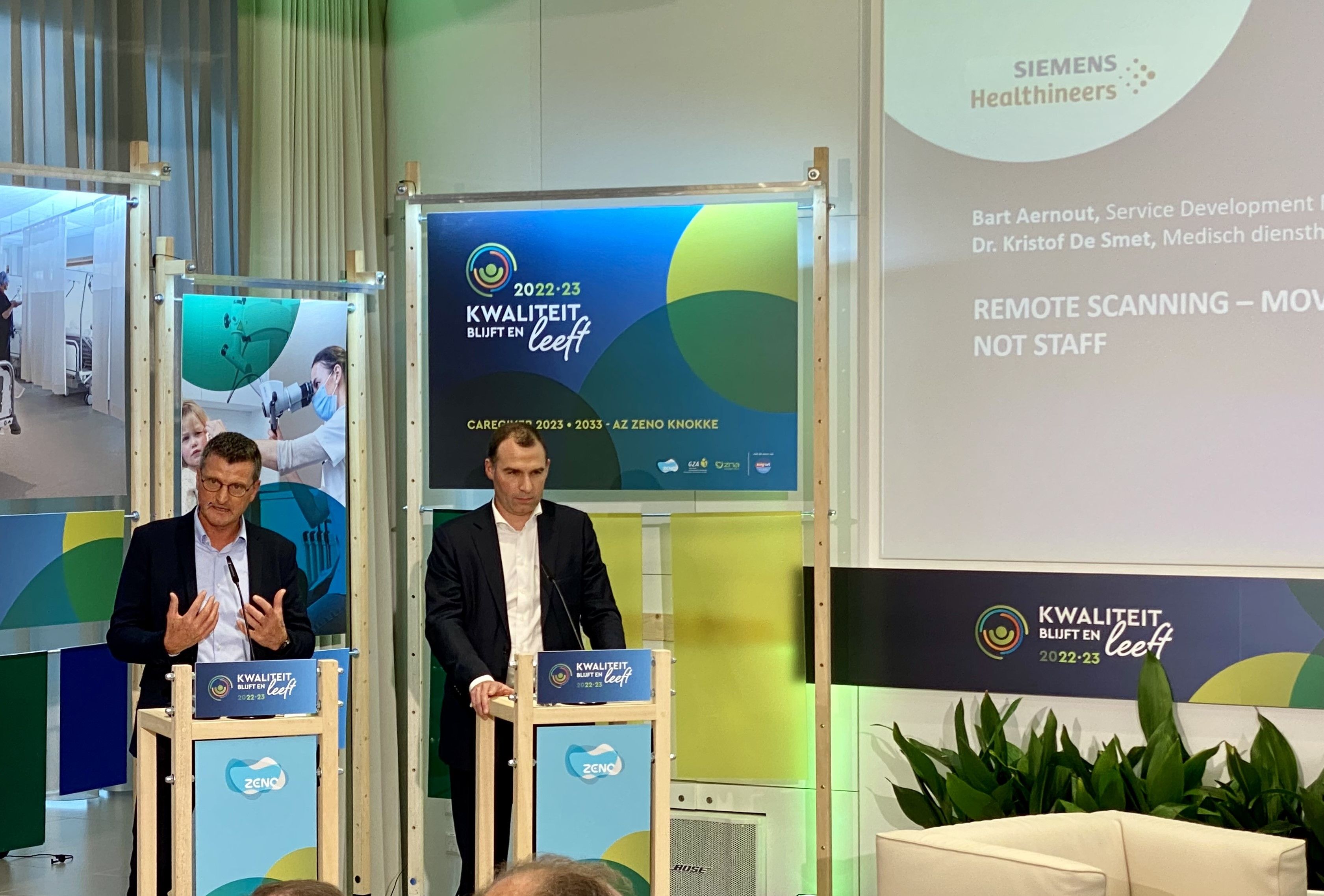 Bart Aernout (Siemens Healthineers) et le Dr Kristof De Smet (AZ Delta) annoncent conjointement le projet pilote lors du congrès "Kwaliteit blijft en leeft" à AZ Zeno le 20 octobre 2023.