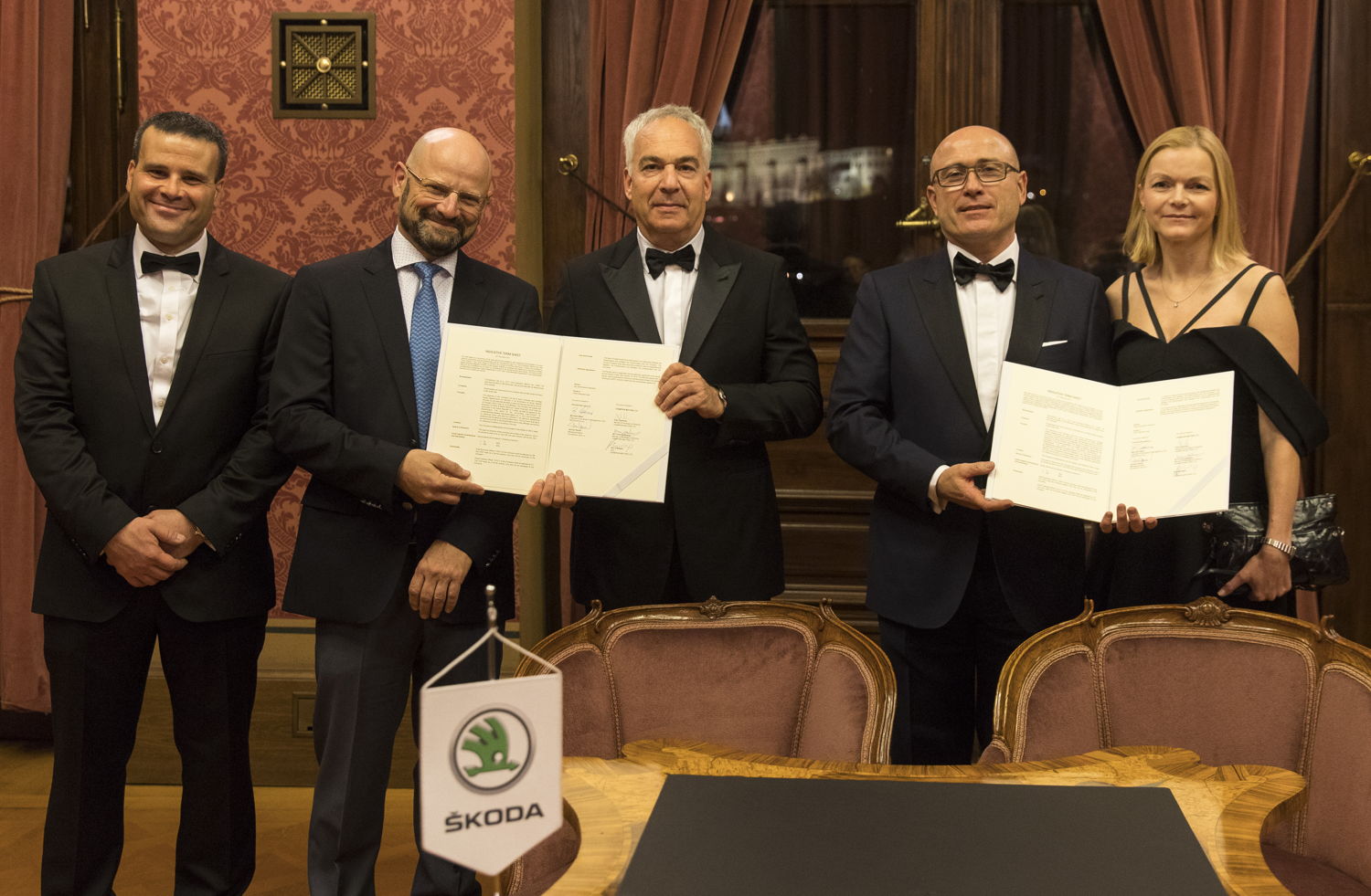 establish Joint Venture in Israel
ŠKODA AUTO DigiLab and the Israeli ŠKODA importer Champion Motors have established a joint venture in Tel Aviv, which will commence operations in January 2018.
ŠKODA CEO Bernhard Maier (second from the right), Jarmila Plachá, head of ŠKODA AUTO Digilab, Champion Motors CEO Dan Orenstein (on the left), and Erez Vigodman (in the middle) and Dr. Ing. Yoram Turbowicz (second from the left), Board Members of the Israeli joint venture partner, signed the contracts for the foundation of the joint venture on the 14 December 2017 at the Rudolfinum in Prague's Old Town.