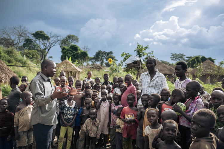 Séance d'information à propos de l'épidémie de rougeole dans un village de la région d'Ituri © Alexis Huguet.