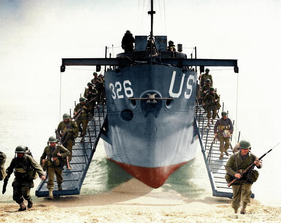 2nd World War, France, Allied landings in Normandy (D-Day, Operation Overlord): Reinforcement of the first waves of US troops on the Omaha sector: Soldiers of the 5th US Corps disembark from a landing ship. AKG9118969 © akg-images