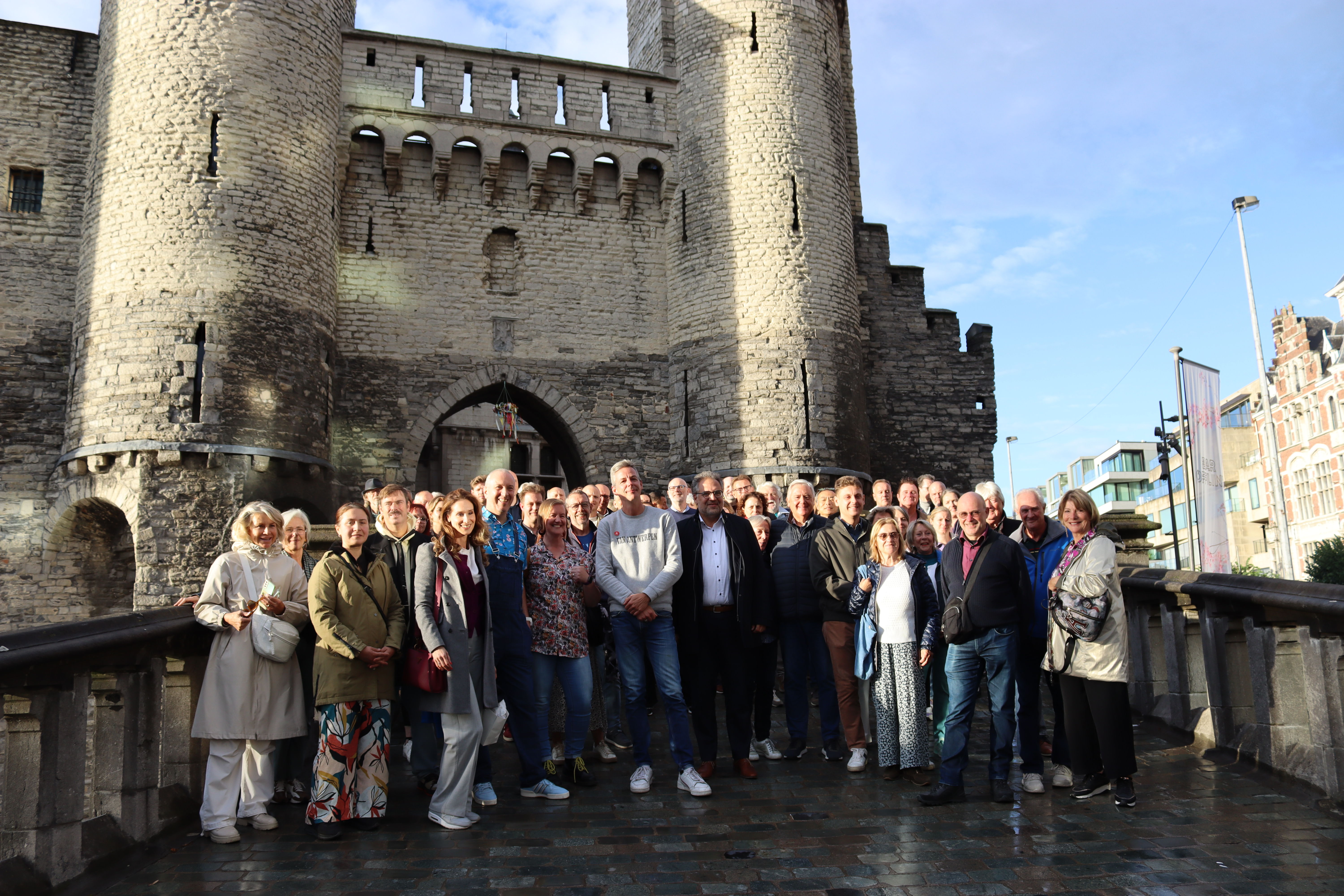 Groepsfoto City Hosts met directeur van Het Steen Ruud Tiebos en schepen voor toerisme Koen Kennis (c) stad Antwerpen