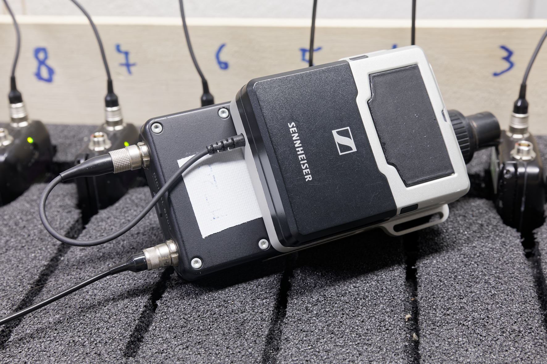 Der spezielle P48-Phantomspeiseadapter für den SK 6000 oder SK 9000 mit XLR-Anschluss und Lock-Ring stellt 48 Volt Phantomspeisung bereit, um konventionelle Mikrofone ähnlich wie mit einem SKP-Aufstecksender drahtlos betreiben zu können
