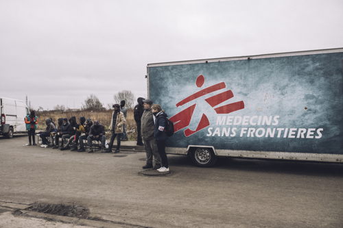 Des migrants attendent de bénéficier d’une consultation médicale pendant la clinique mobile de MSF à Calais le 25 janvier 2024. Copyright: Stéphane Lavoué Des migrants attendent de bénéficier d’une consultation médicale pendant la clinique mobile de MSF à Calais le 25 janvier 2024. Copyright: Stéphane Lavoué