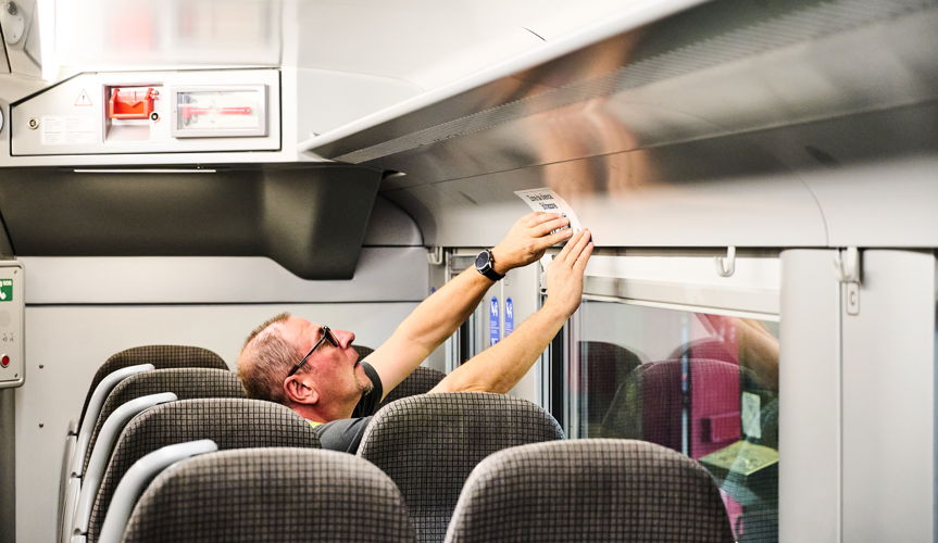 NMBS-personeel zal de komende maanden de stickers en pictogrammen aanbrengen.