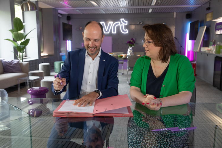 Jan Schuer (CEO Smartschool) en Karen Donders (directeur Publieke Opdracht, Talent en Organisatie VRT) – © VRT