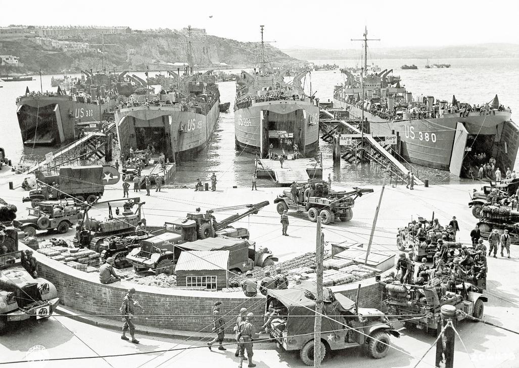 AKG2492459 In Brixham Harbour (Devon, United Kingdom): trucks, jeeps and heavy equipment are loaded on four Landing Ships, Tank (LST 284, 380, 382 and 490). ©akg-images