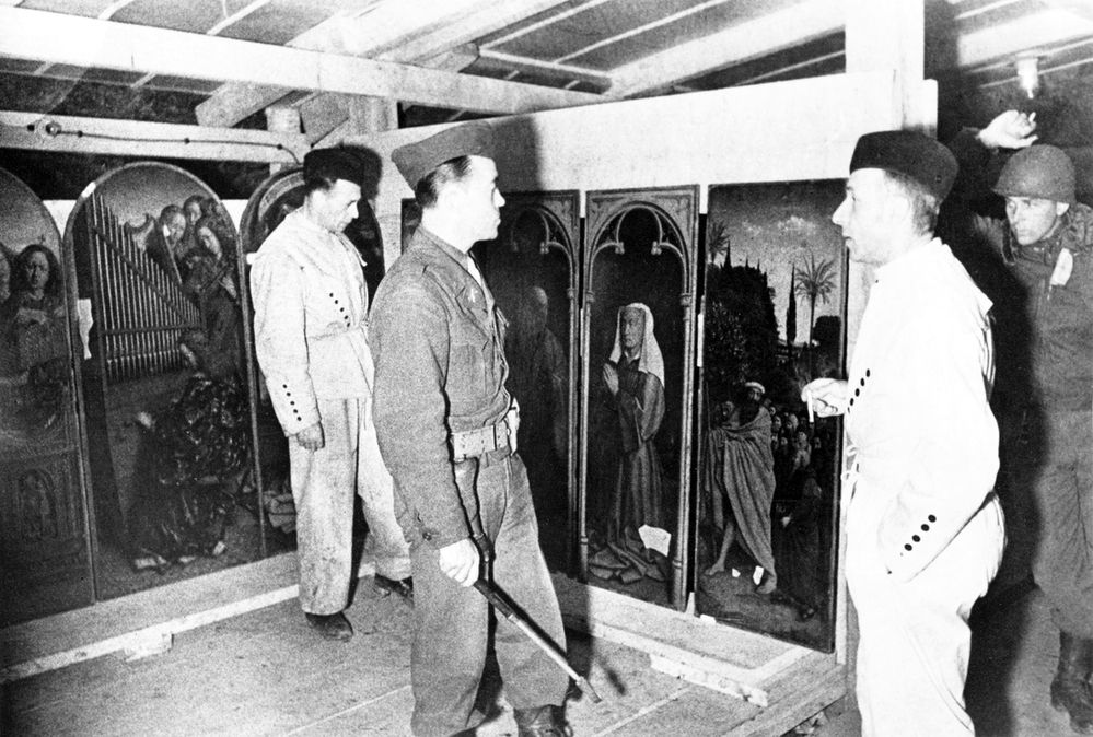Monuments Men examining Jan van Eyck's Ghent Altarpiece at the Altaussee salt mine, Styria, Austria, 1945. AKG4881352 © akg-images / Pictures From History