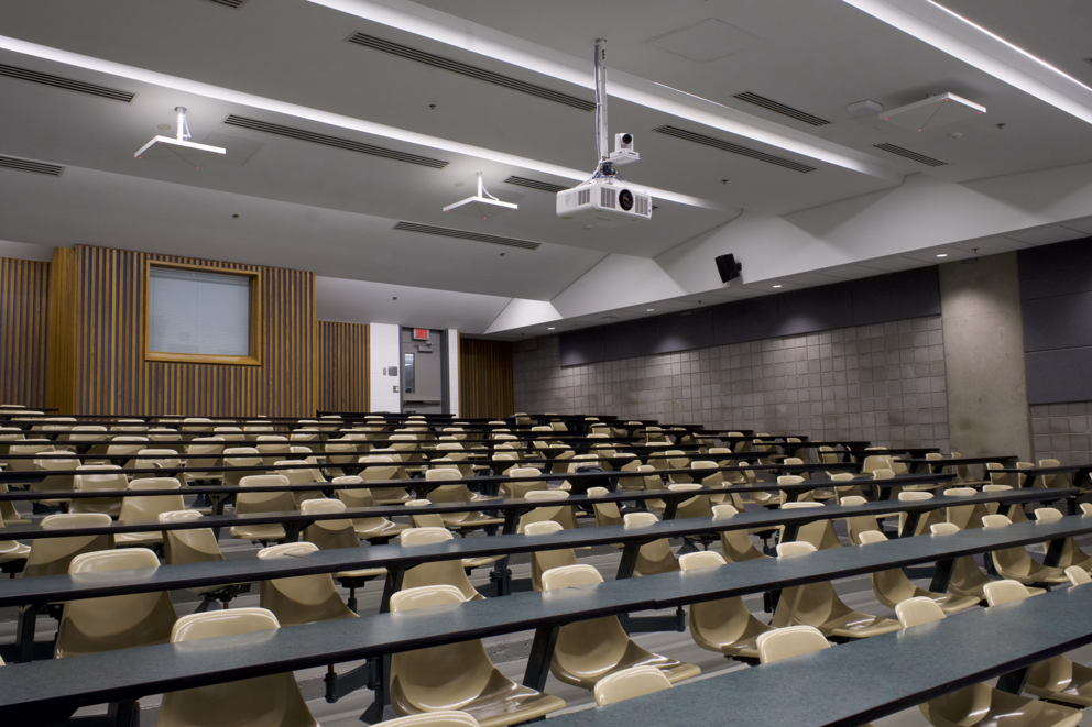 L’Université du Québec à Montréal se dote d’un environnement AV sur IP avec des micros de plafond Sennheiser TeamConnect Ceiling 2