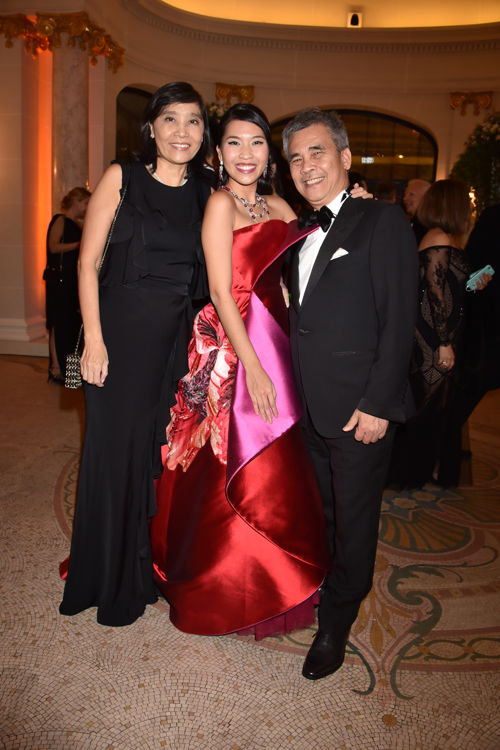 Nam Phuong Dinh Thi (in Alexis Mabille HC and jewelry by Payal New York) with her parents Ngoc Diep Nguyen and Thanh Ba Dinh, Photo by Jean Luce Huré