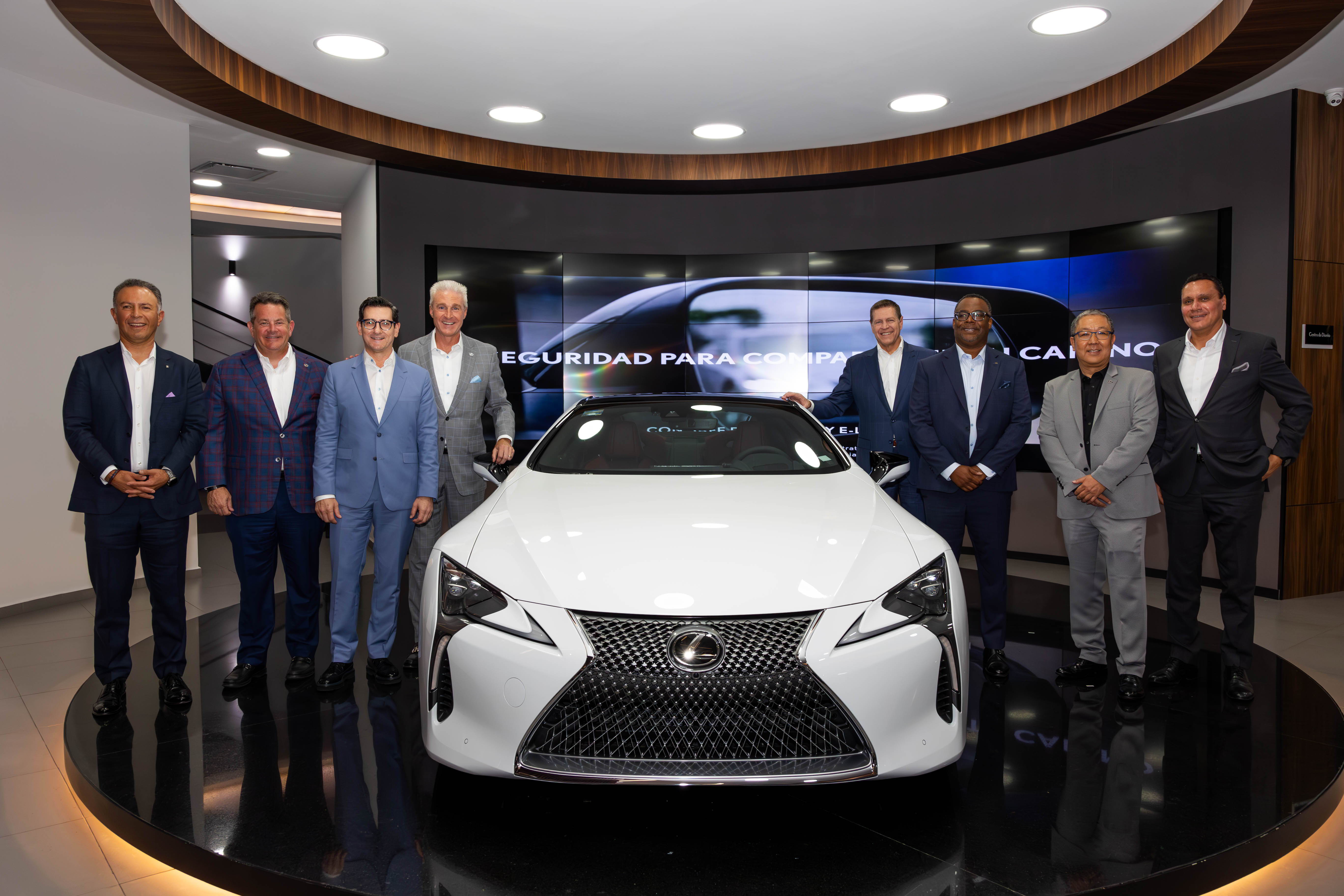 Guillermo Díaz (Presidente de Toyota Motor Sales y Lexus de México), Andrew Gilleland (Vicepresidente de Operaciones Automotrices de Toyota Motor Norteamércia), René Becerra (Presidente de Cleber), Jack Hollis (Vicepresidente ejecutivo de Toyota Motors Norteamérica), Mark Templin (Presidente y CEO de Servicios Financieros de Toyota), Dejuan Ross (Gerente General de la
División Lexus), Héctor Hirata (Director de Lexus México) y Alex Kuntzy (Presidente de Toyota Financial Services de México) Guillermo Díaz (Presidente de Toyota Motor Sales y Lexus de México), Andrew Gilleland (Vicepresidente de Operaciones Automotrices de Toyota Motor Norteamércia), René Becerra (Presidente de Cleber), Jack Hollis (Vicepresidente ejecutivo de Toyota Motors Norteamérica), Mark Templin (Presidente y CEO de Servicios Financieros de Toyota), Dejuan Ross (Gerente General de la
División Lexus), Héctor Hirata (Director de Lexus México) y Alex Kuntzy (Presidente de Toyota Financial Services de México)
