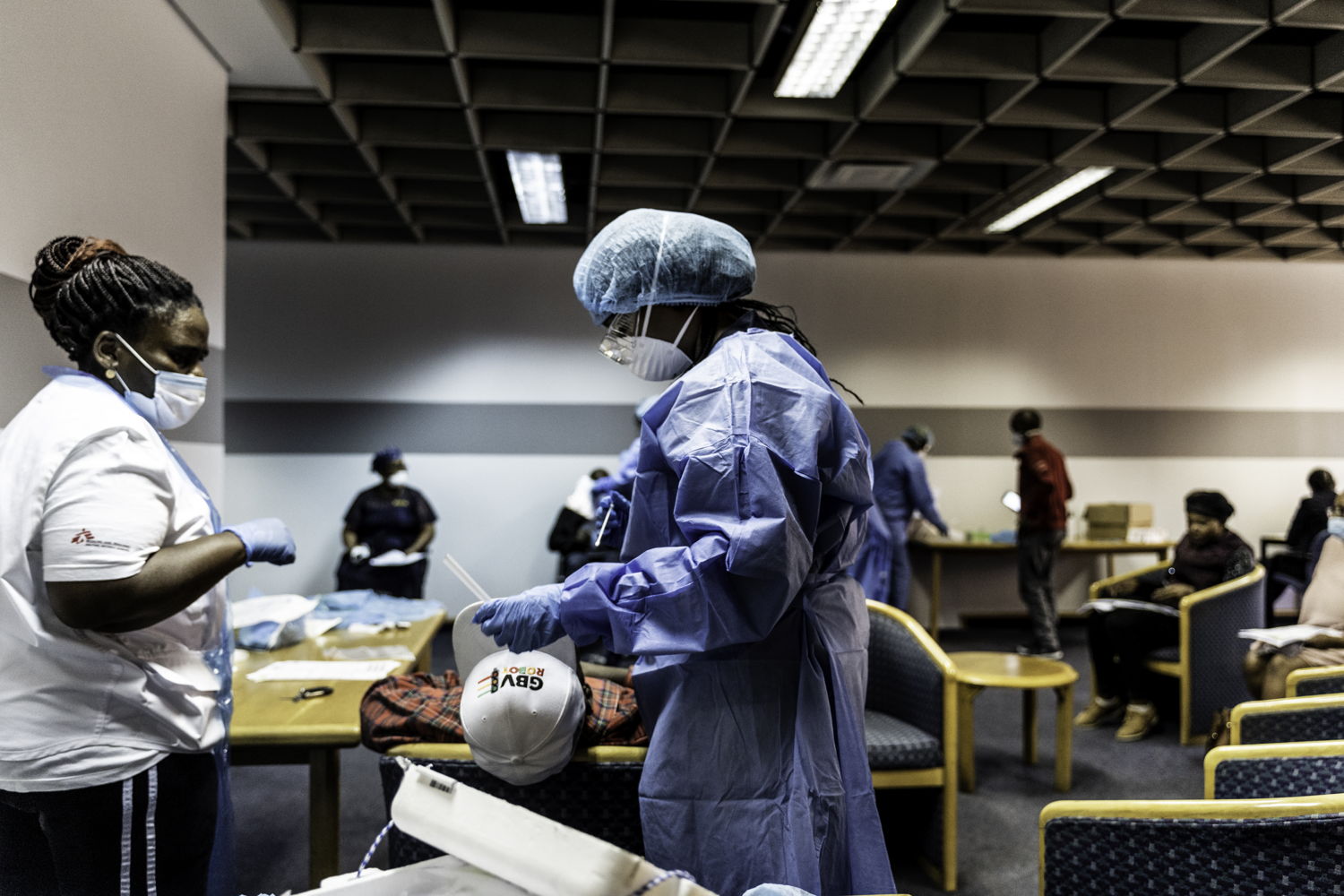 A health worker prepares to swab a patient during a mass COVID-19 screening and testing event held in Johannesburg, South Africa where MSF contact tracers assisted with training, monitoring and conducting tests. Photographer: Tadeu Andre/MSF