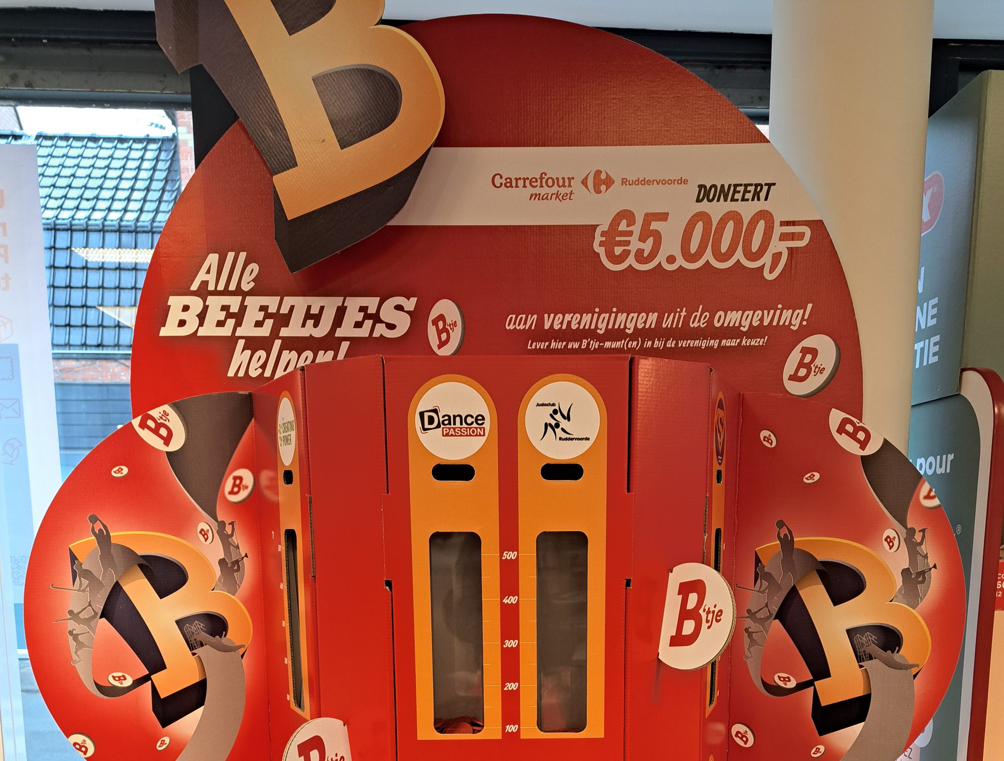 « Alle B’tjes helpen » dans le quartier : les Carrefour Market de Bruges Sint-Andries et Ruddervoorde reversent ensemble 7.500 euros à 13 associations locales