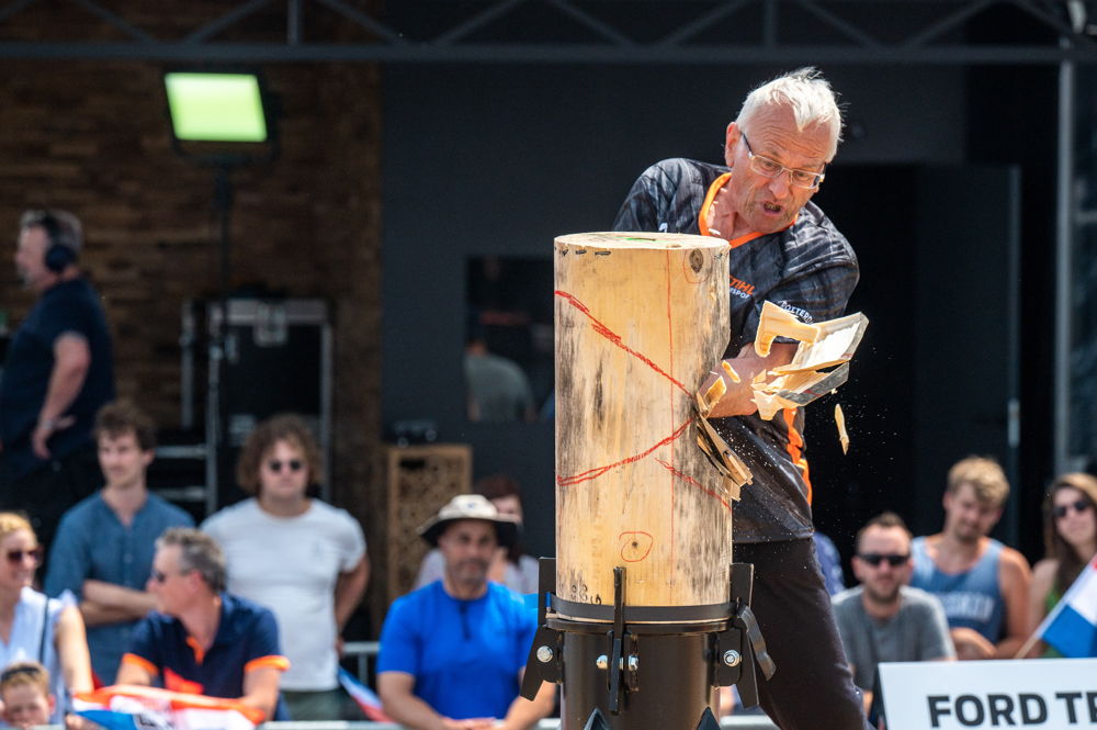 De 70-jarige Belg Flor Van Raemdonck geeft het beste van zichzelf in de Standing Block Chop 