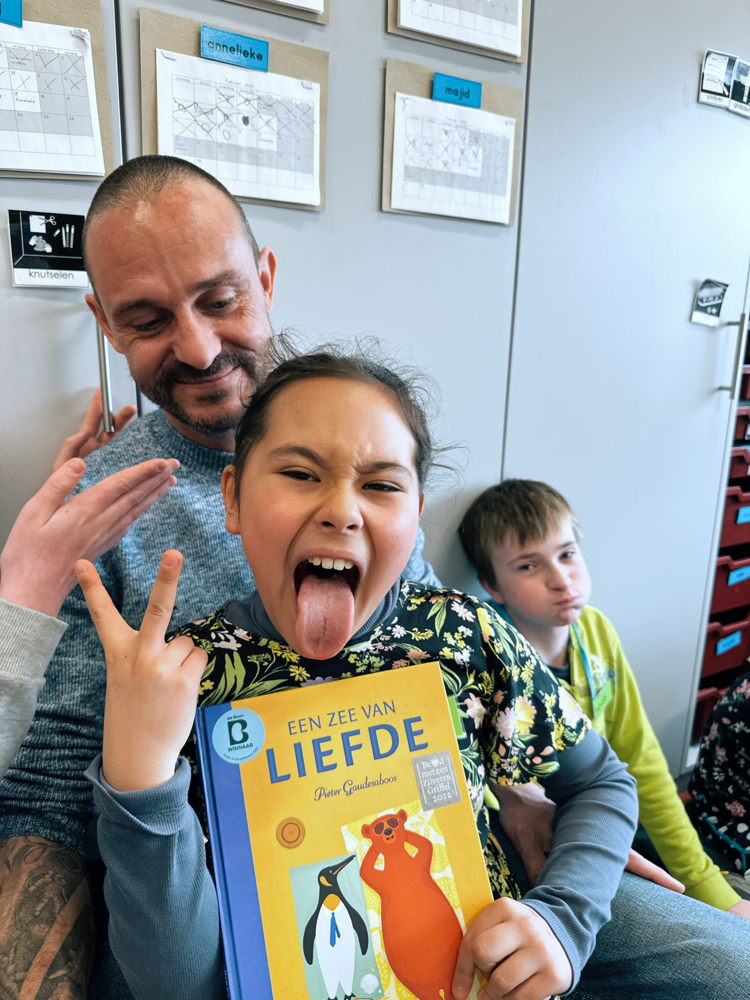 Tijs Vanneste leest voor in een school in Nijlen – © VRT