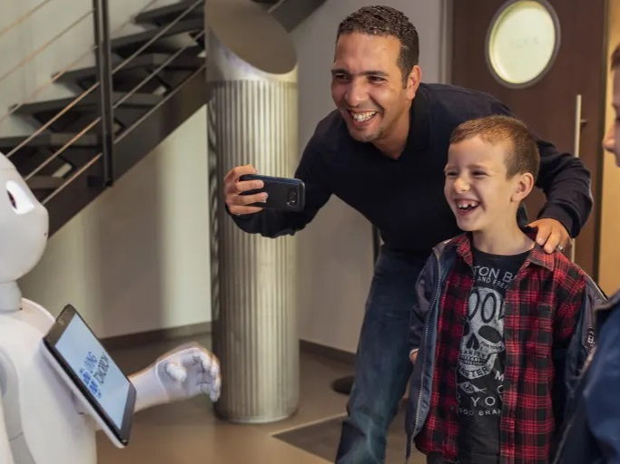VR, HOLOLENS, DRONES EN ELEKTRISCHE WAGENS TIJDENS PUBLIEKSDAG BIJ LIVING TOMORROW