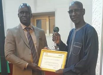 L-R: Mr Aboubacar Sidiki Diané, Managing Director of “Société Diané et Frère (SODIAF)” and treasurer of ASSEMA presents a Certificate of Appreciation to ICRISAT staff Mr Boubakary Cisse.   