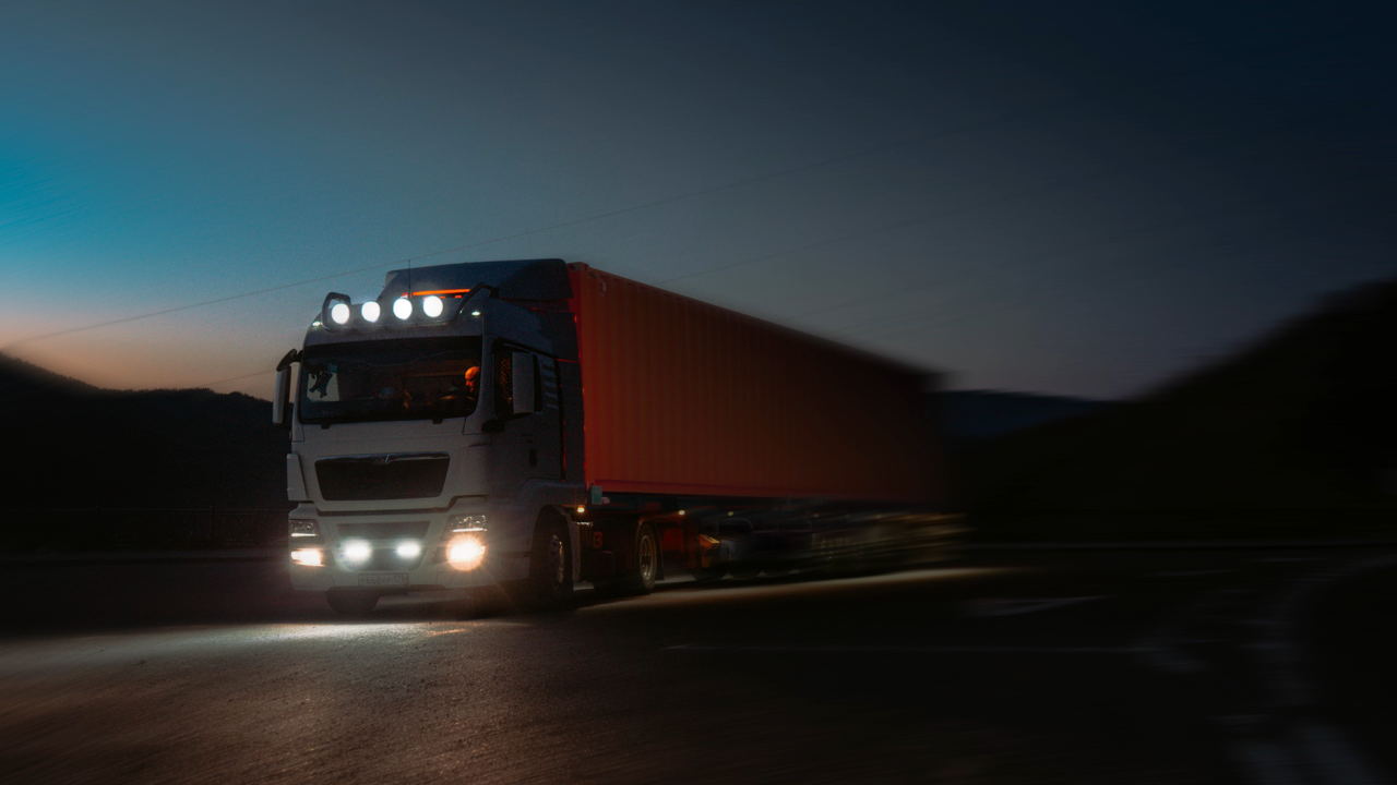 DFDS and Volvo Trucks shift to night operations: Sustainable logistics gaining traction at the port of Antwerp 