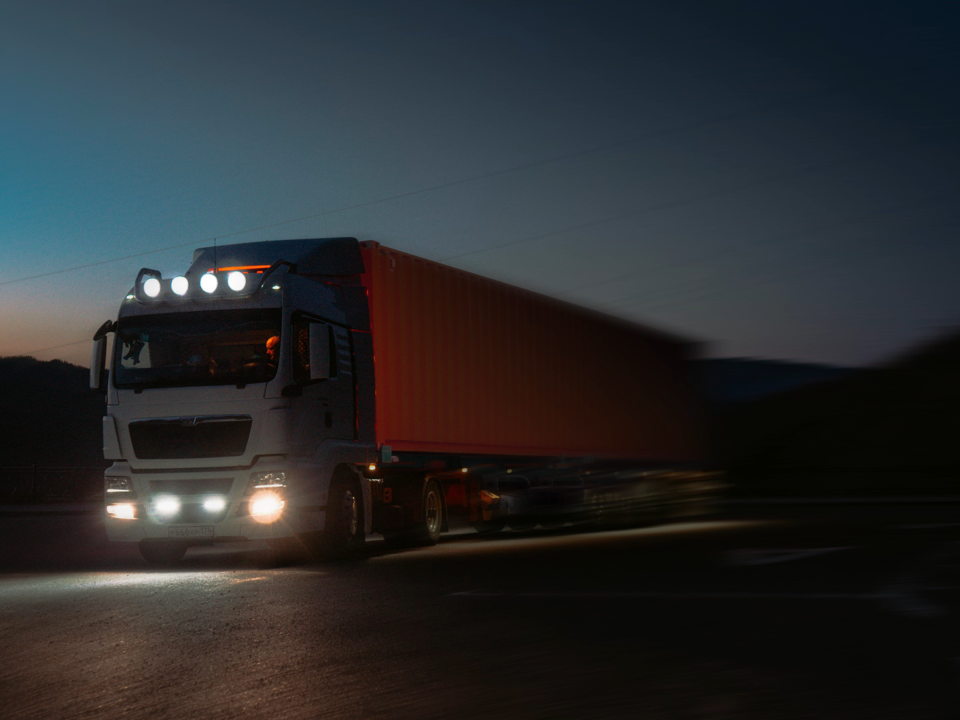 DFDS and Volvo Trucks shift to night operations: Sustainable logistics gaining traction at the port of Antwerp 