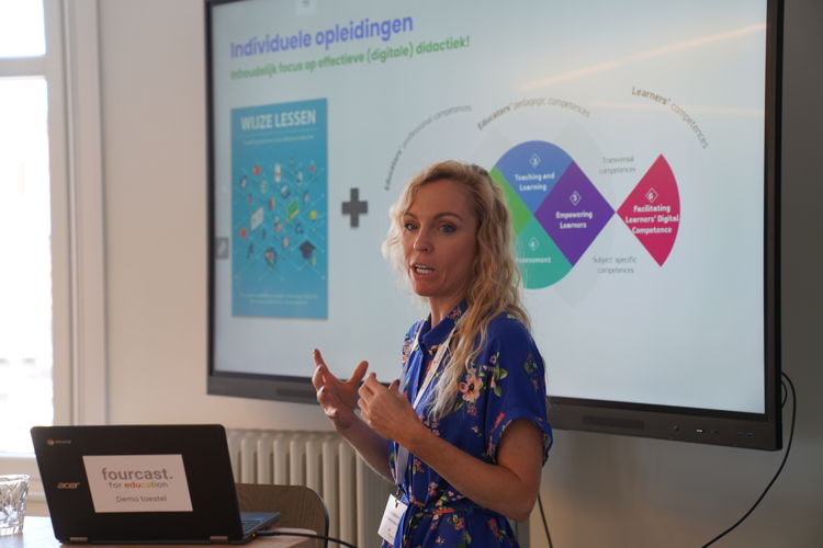 Joëlle Robberecht, Head of Digital Transformation, stelt de lerarenbarometer voor