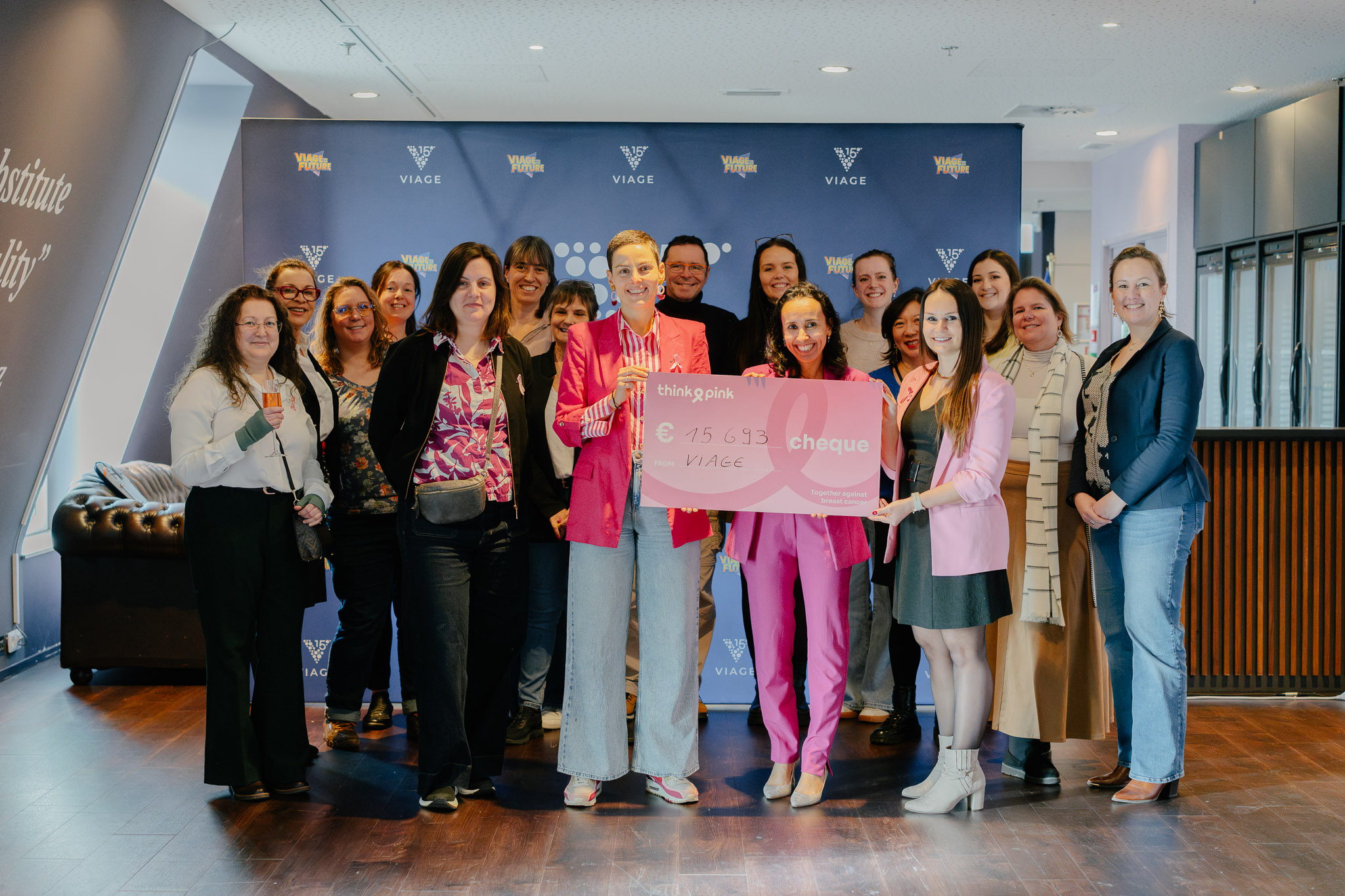 Solidaire inzet: VIAGE overhandigt een cheque van 15 693€ aan Think Pink