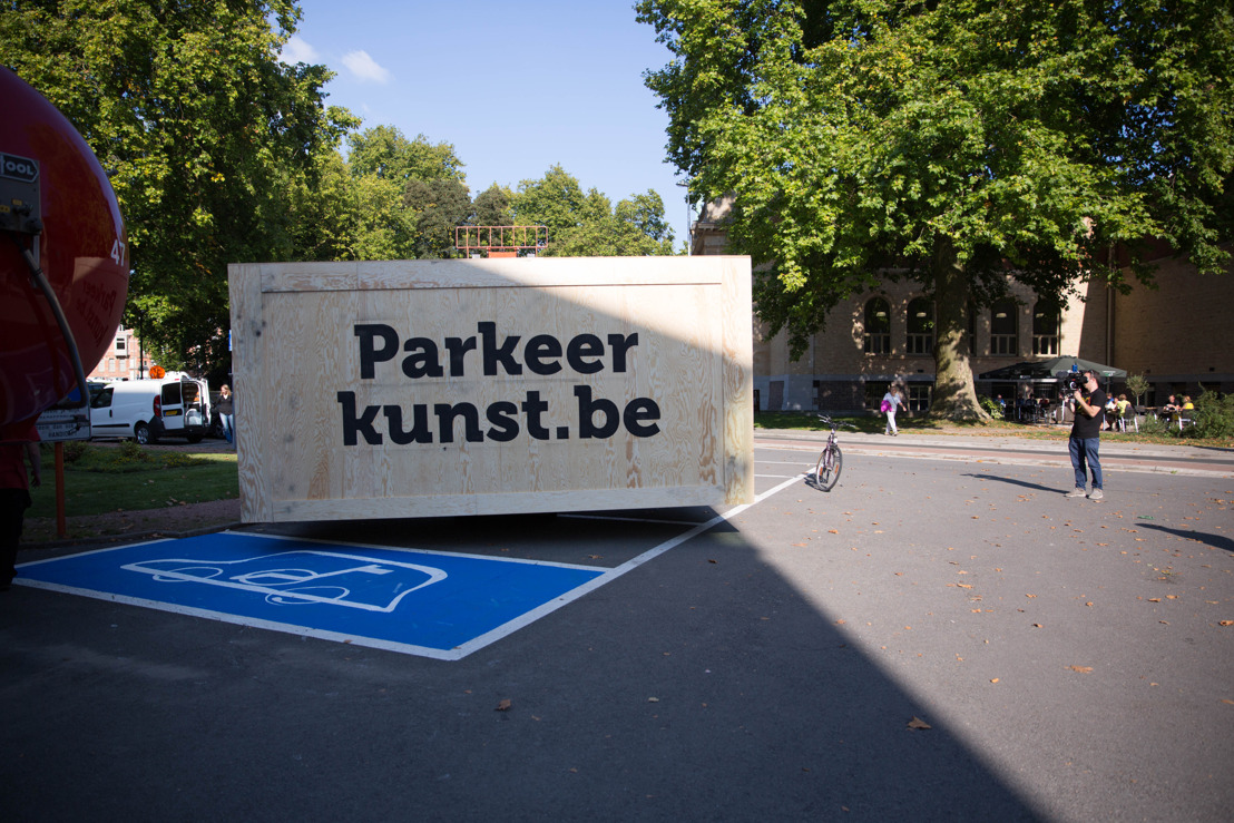 Vlaamse overheid en Famous roepen met parkeerkunst op om parkeerplaatsen voor mensen met een handicap te respecteren