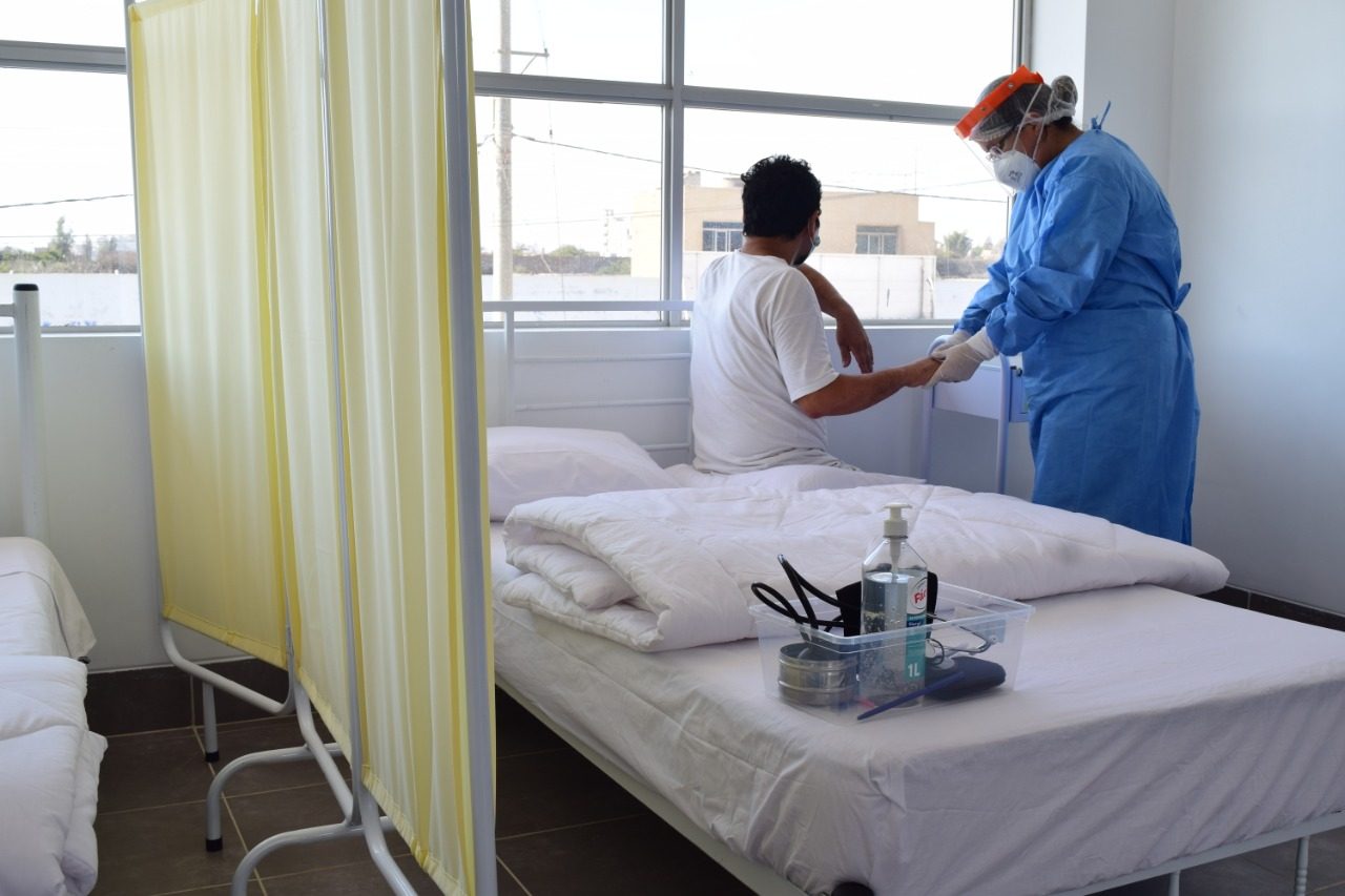 MSF medical staff visiting patients in the newly opened centre for temporary isolation and oxygenation in Huacho, Huaura province, Peru. The 50-bed facility has been quickly set up to support nearby Huacho regional hospital. 12th April 2021. Credit Jean-Baptiste Marion/MSF