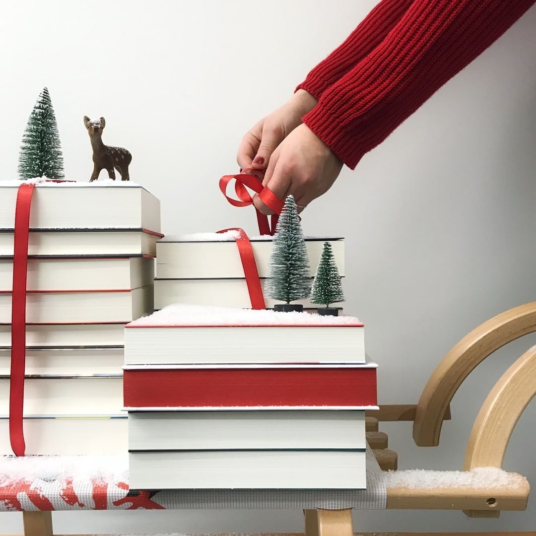 Kunden können sich von einer Kreativexpertin besondere Geschenkverpackungen gestalten lassen.