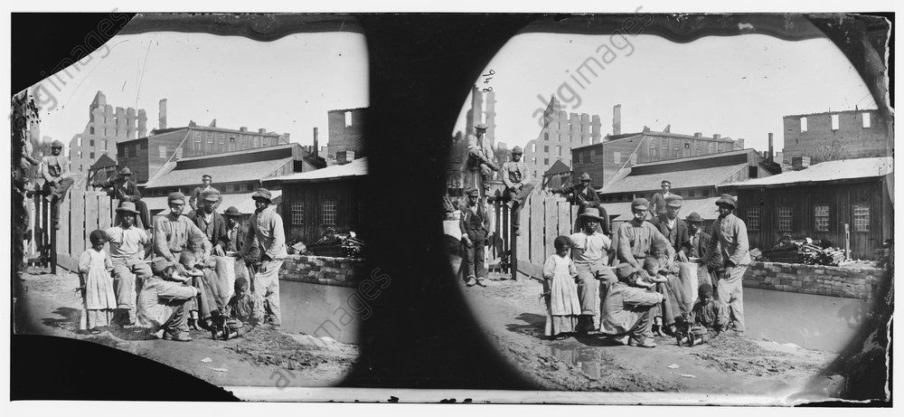 A group of freed slaves Richmond, Virginia, 1865 / AKG1042255