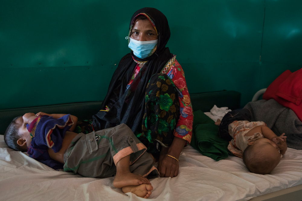 Chalima Khatun, 30 ans, accompagne ses deux enfants dans le centre de traitement de la diphtérie de MSF. Ils ont tous les deux contracté la maladie.  © Anna Surinyach