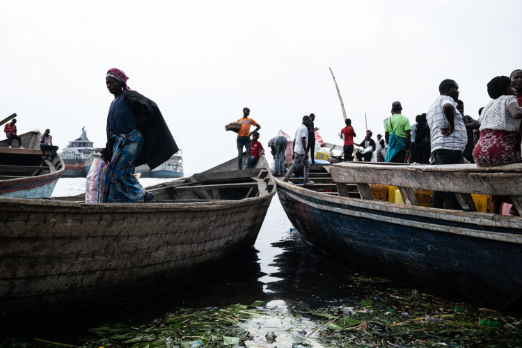 People arriving at the Kituku Port in Goma. They are fleeing the ongoing fightings in North and South Kivu. Copyright: Moses Sawasawa