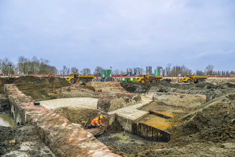 De sluis die nu werd opgegraven, wordt door de archeologen grondig opgemeten en gedocumenteerd. ©FrederikBeyens