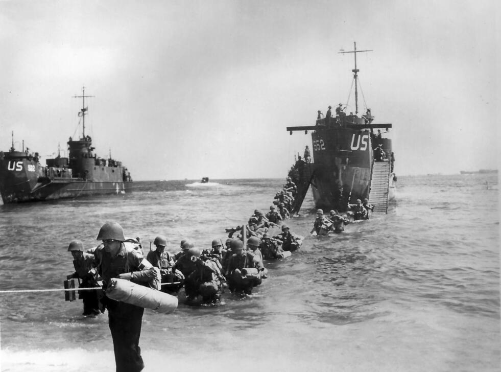 AKG10067029 US troops wade through chest-deep water during an amphibious invasion to an unopposed beach east of Toulon. ©akg-images