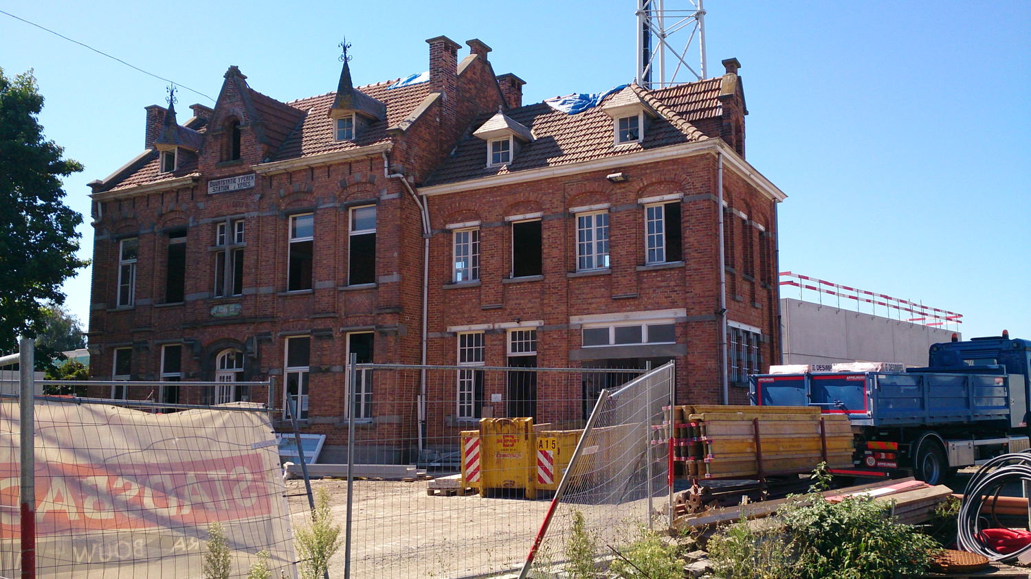 kantoorgebouw met nieuw onderhoudscentrum op de achtergrond