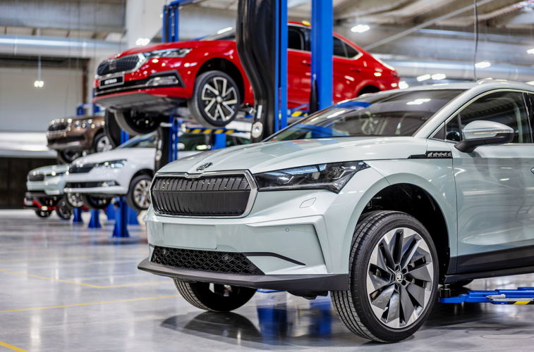 The new Central Pilot Hall provides the ŠKODA AUTO
engineers with their own little factory. In addition to robot
stations where the car bodies are joined, the new facility
also houses assembly and final inspection areas. 