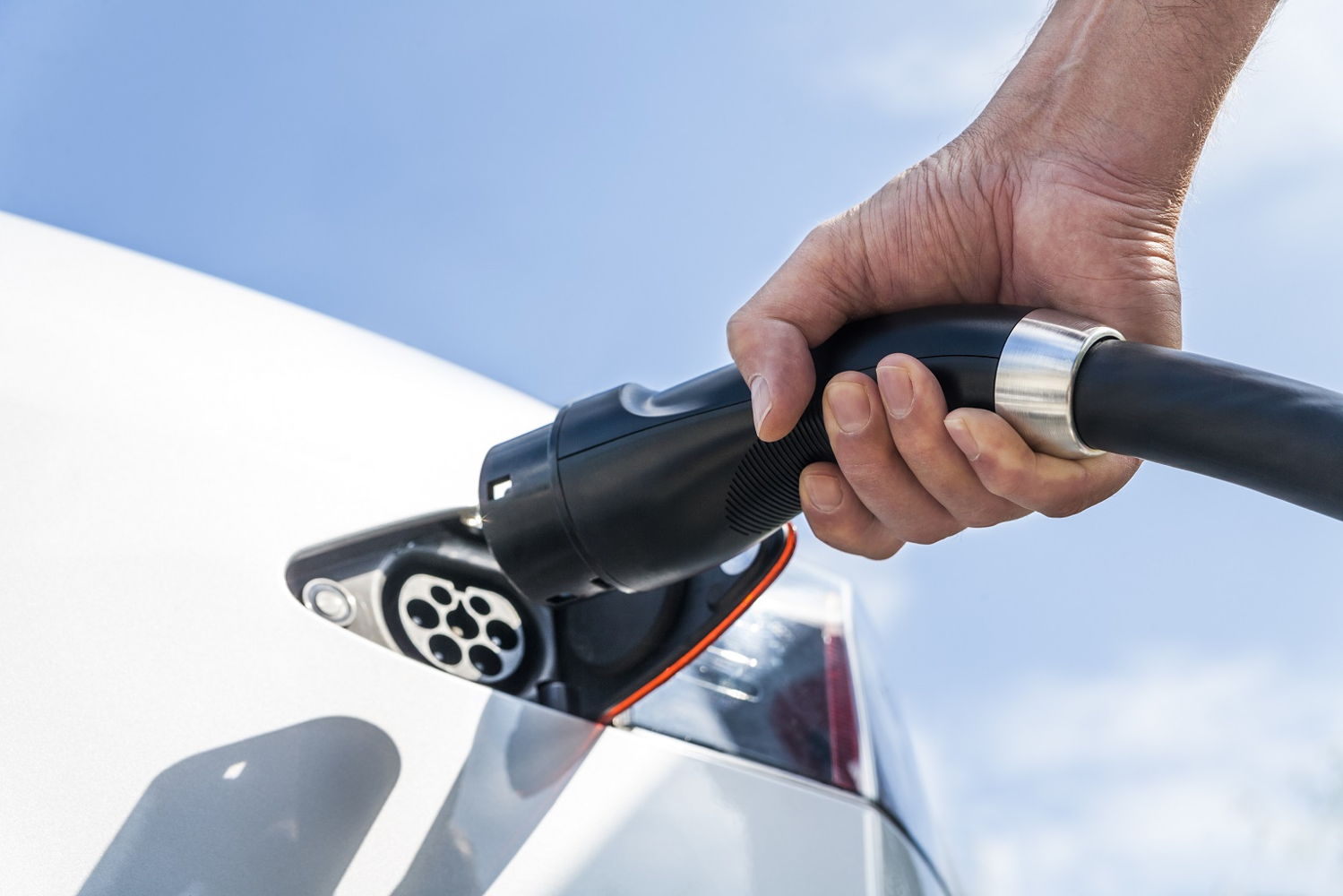 DKV Mobility adhère à ChargeUp Europe afin de favoriser l’extension de l’infrastructure de recharge pour véhicules électriques, de soutenir des normes et protocoles ouverts et de réduire les barrières commerciales. (Photo : DKV Mobility)