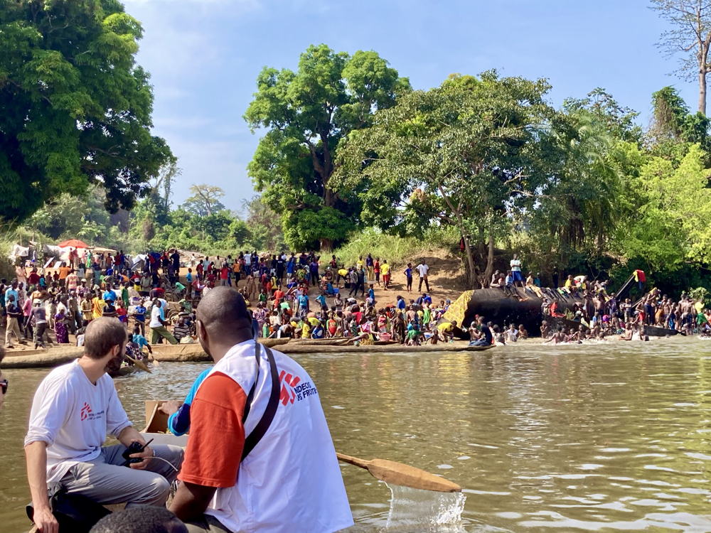 MSF staff cross the Mbomou river to reach Ndu, in DRC, where thousands of people from the Central African Republic sought refuge after an attack on Bangassou on January 3rd. Copyright: Dale Koninckx/MSF