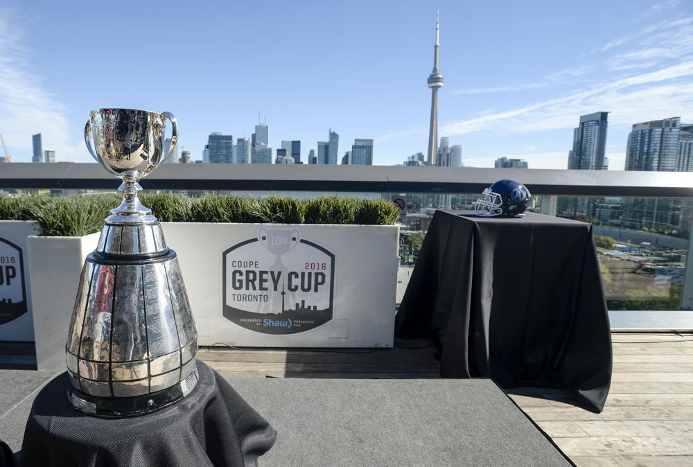 La coupe Grey, avec Toronto à l’horizon, accompagnée du logo de la 104e Coupe Grey présentée par Shaw.